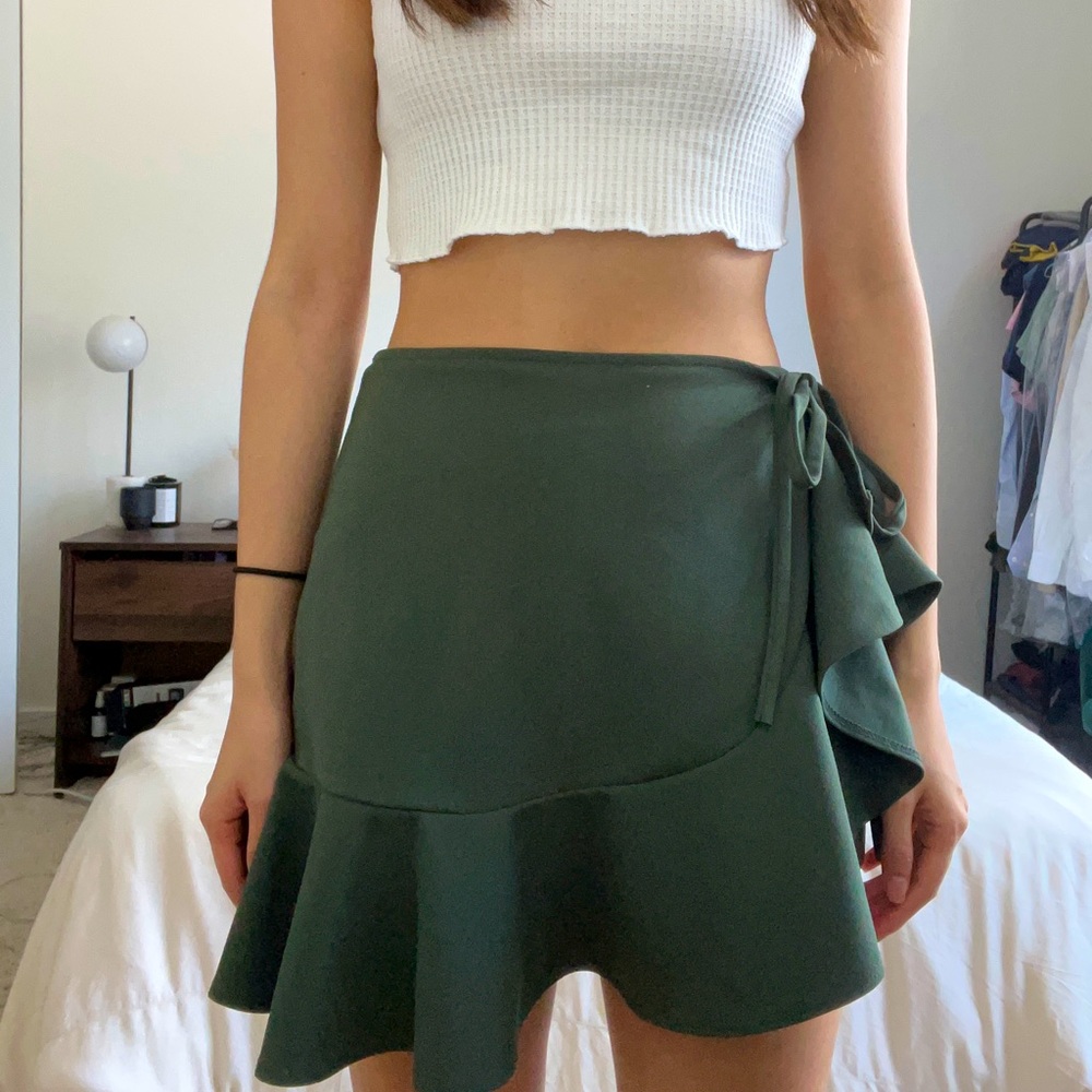 Boutique brand Solemio forest green tie waist miniskirt